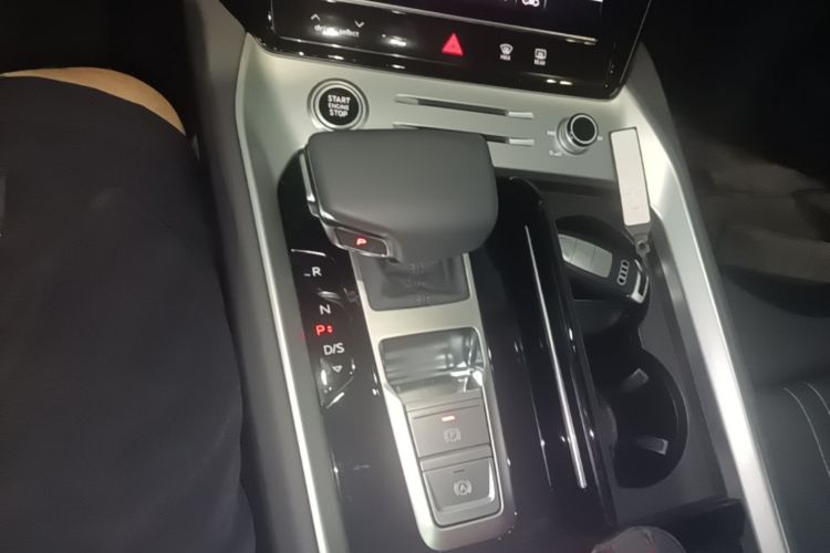 Used Audi Q6 2025 40 TFSI quattro Commemorative Edition Yulin Package 7 Seats Gear Lever
