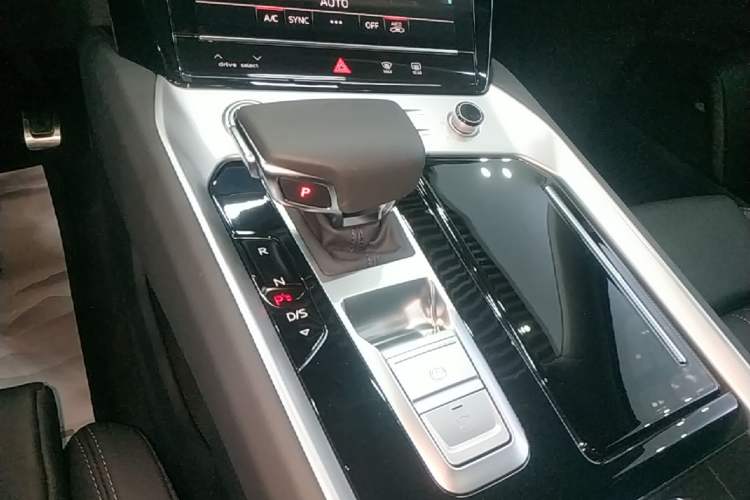 Used Audi Q6 2025 40 TFSI quattro Commemorative Edition Yulin Package 7 Seats Gear Lever