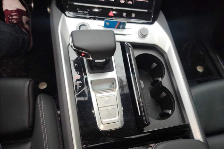Used Audi Q6 2025 40 TFSI quattro Commemorative Edition Yulin Package 7 Seats Gear Lever