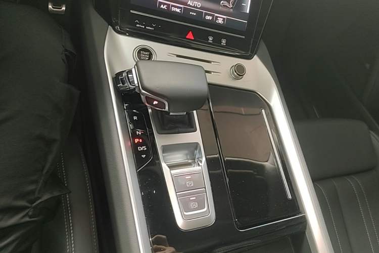 Used Audi Q6 2025 40 TFSI quattro Commemorative Edition Yulin Package 7 Seats Gear Lever