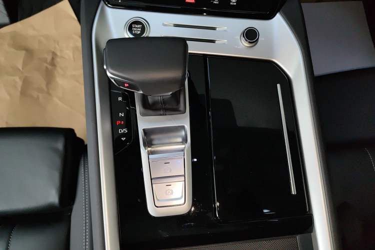 Used Audi Q6 2025 40 TFSI quattro Commemorative Edition Yulin Package 7 Seats Gear Lever