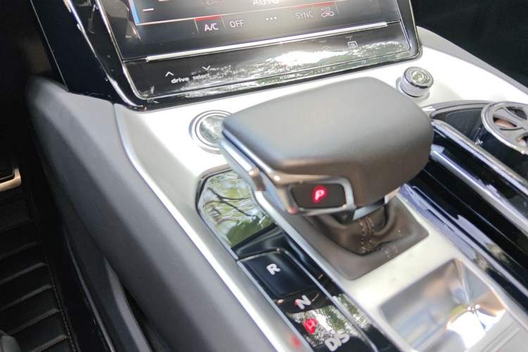 Used Audi Q6 2025 40 TFSI quattro Commemorative Edition Yulin Package 7 Seats Gear Lever
