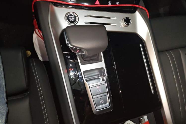 Used Audi Q6 2025 40 TFSI quattro Commemorative Edition Yulin Package 7 Seats Gear Lever
