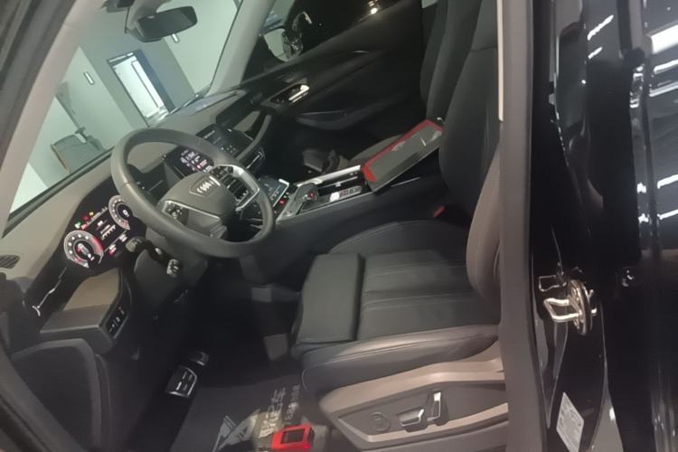 Used Audi Q6 2025 40 TFSI quattro Commemorative Edition Yulin Package 7 Seats Left Front Seat