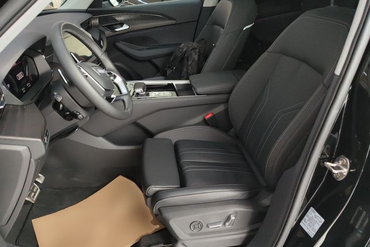 Used Audi Q6 2025 40 TFSI quattro Commemorative Edition Yulin Package 7 Seats Left Front Seat