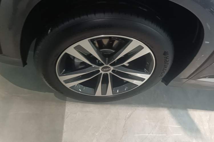 Used Audi Q6 2025 40 TFSI quattro Commemorative Edition Yulin Package 7 Seats Left Front Wheel Hub