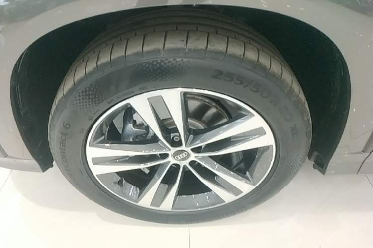 Used Audi Q6 2025 40 TFSI quattro Commemorative Edition Yulin Package 7 Seats Left Front Wheel Hub