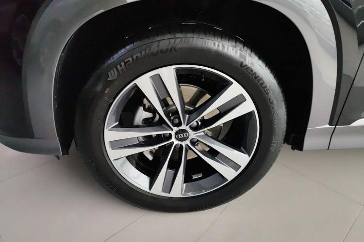 Used Audi Q6 2025 40 TFSI quattro Commemorative Edition Yulin Package 7 Seats Left Front Wheel Hub