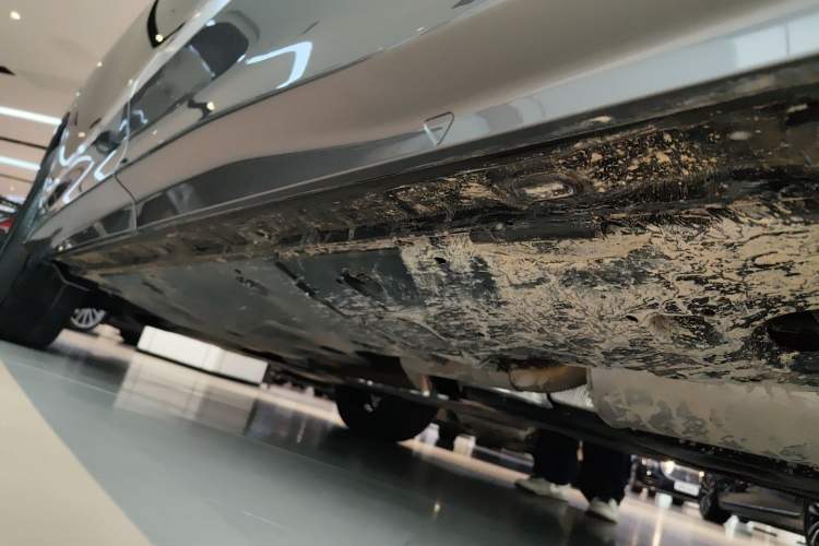 Used Audi Q6 2025 40 TFSI quattro Commemorative Edition Yulin Package 7 Seats Left Side Sill