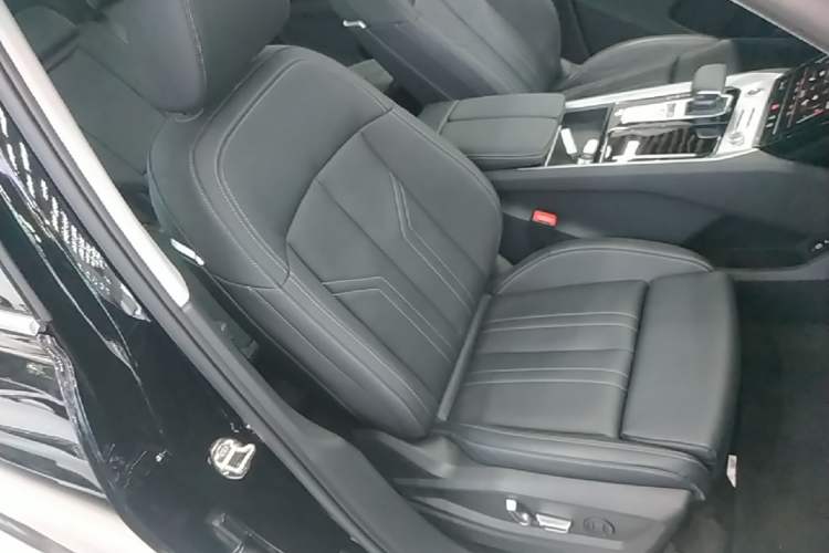 Used Audi Q6 2025 40 TFSI quattro Commemorative Edition Yulin Package 7 Seats Right Front Seat