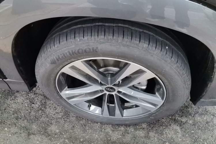 Used Audi Q6 2025 40 TFSI quattro Commemorative Edition Yulin Package 7 Seats Right Front Wheel Hub