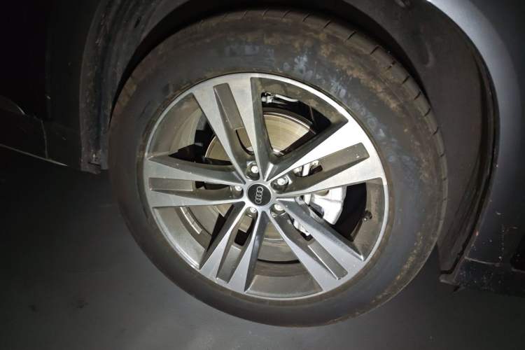 Used Audi Q6 2025 40 TFSI quattro Commemorative Edition Yulin Package 7 Seats Right Front Wheel Hub