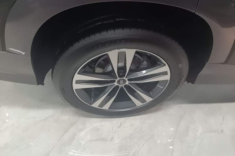 Used Audi Q6 2025 40 TFSI quattro Commemorative Edition Yulin Package 7 Seats Right Rear Wheel Hub