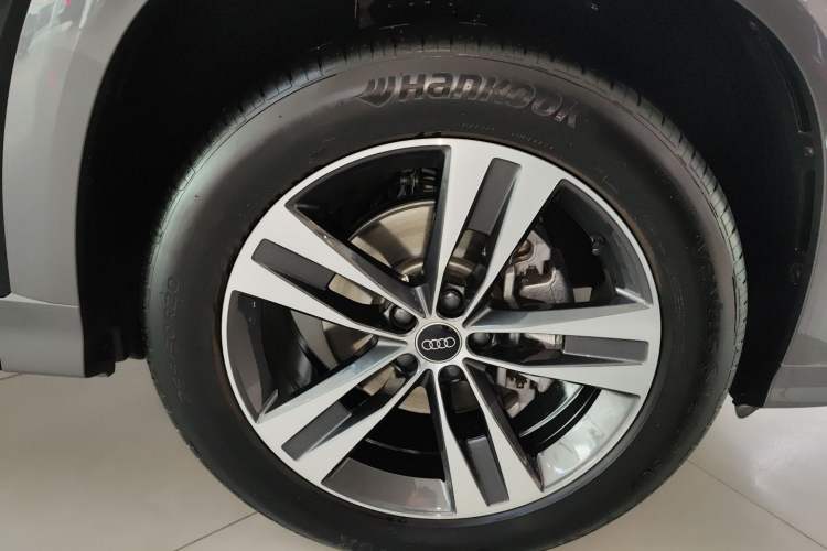 Used Audi Q6 2025 40 TFSI quattro Commemorative Edition Yulin Package 7 Seats Right Rear Wheel Hub