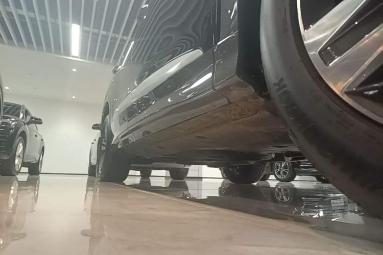 Used Audi Q6 2025 40 TFSI quattro Commemorative Edition Yulin Package 7 Seats Right Side Sill