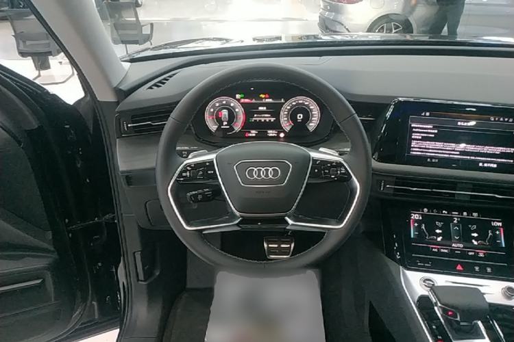 Used Audi Q6 2025 40 TFSI quattro Commemorative Edition Yulin Package 7 Seats Steering Wheel