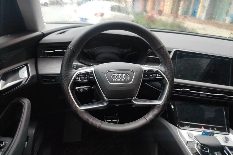 Used Audi Q6 2025 40 TFSI quattro Commemorative Edition Yulin Package 7 Seats Steering Wheel