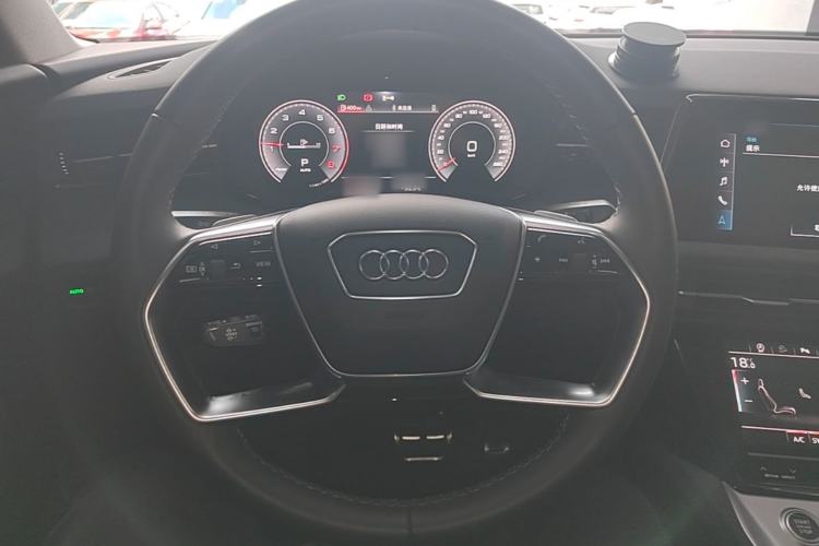 Used Audi Q6 2025 40 TFSI quattro Commemorative Edition Yulin Package 7 Seats Steering Wheel