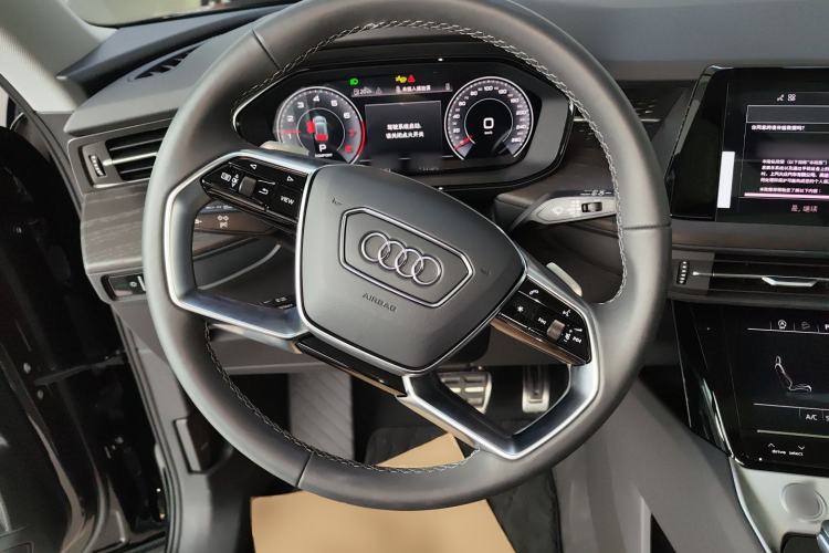 Used Audi Q6 2025 40 TFSI quattro Commemorative Edition Yulin Package 7 Seats Steering Wheel