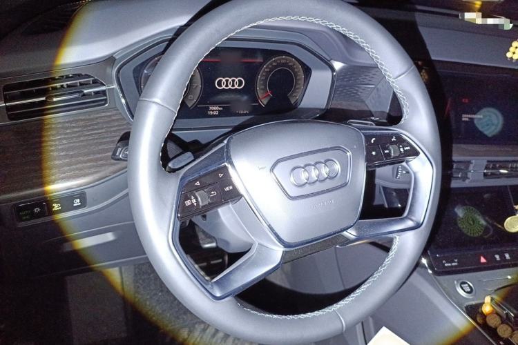 Used Audi Q6 2025 40 TFSI quattro Commemorative Edition Yulin Package 7 Seats Steering Wheel