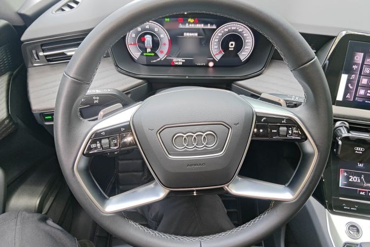 Used Audi Q6 2025 40 TFSI quattro Commemorative Edition Yulin Package 7 Seats Steering Wheel