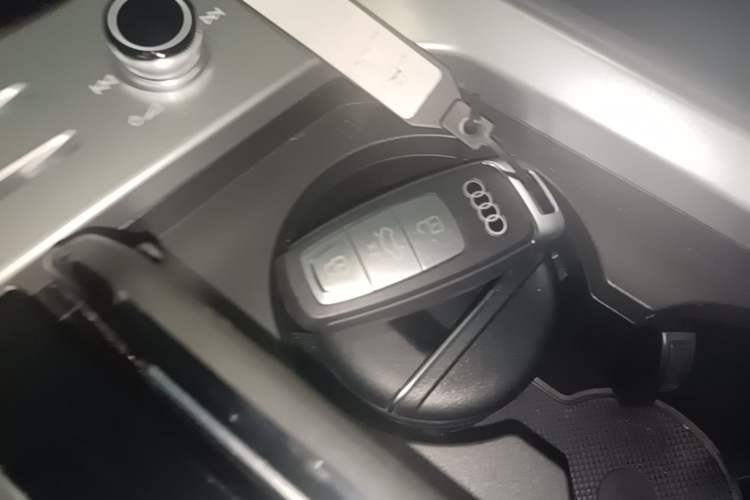 Used Audi Q6 2025 40 TFSI quattro Commemorative Edition Yulin Package 7 Seats Vehicle Key