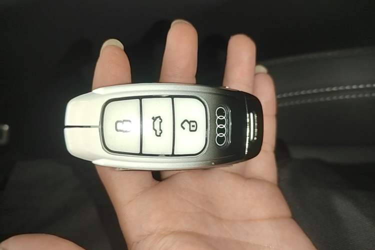 Used Audi Q6 2025 40 TFSI quattro Commemorative Edition Yulin Package 7 Seats Vehicle Key