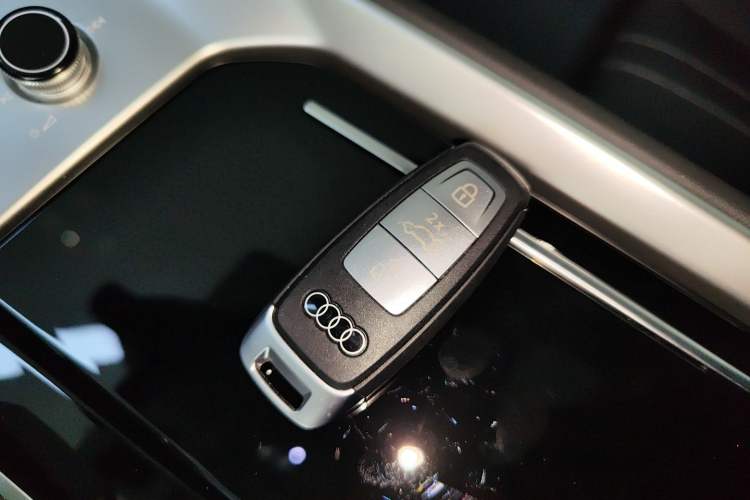 Used Audi Q6 2025 40 TFSI quattro Commemorative Edition Yulin Package 7 Seats Vehicle Key