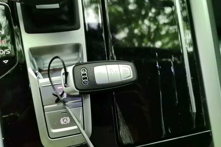 Used Audi Q6 2025 40 TFSI quattro Commemorative Edition Yulin Package 7 Seats Vehicle Key