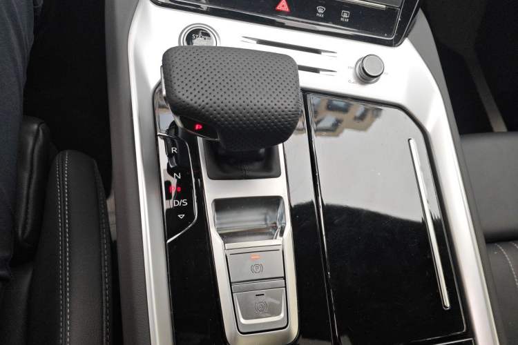 Used Audi Q6 2025 40 TFSI quattro Commemorative Edition Yulin Package 7 Seats Gear Lever