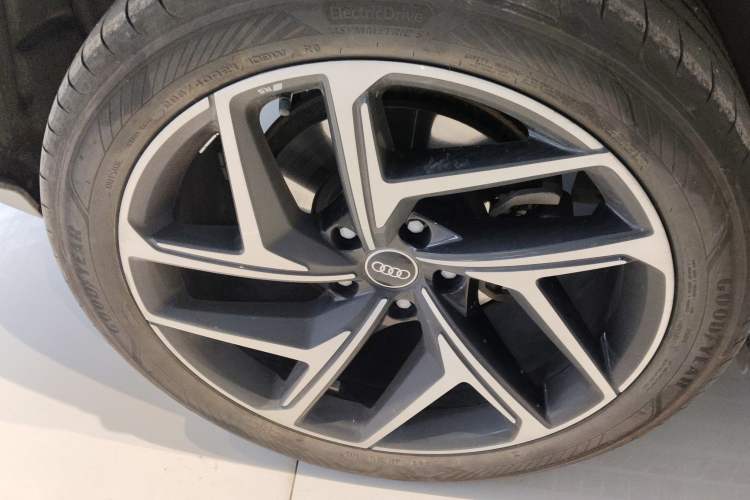 Used Audi Q6L e-tron 2026 First Launch Navigation Edition Exterior 5