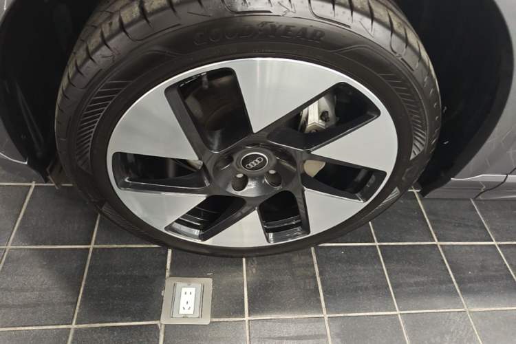 Used Audi Q6L e-tron 2026 First Launch Navigation Edition Left Front Wheel Hub