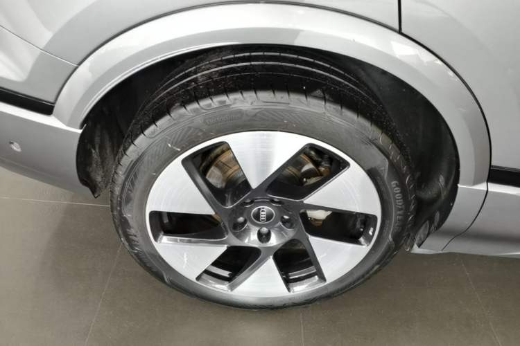 Used Audi Q6L e-tron 2026 First Launch Navigation Edition Right Rear Wheel Hub