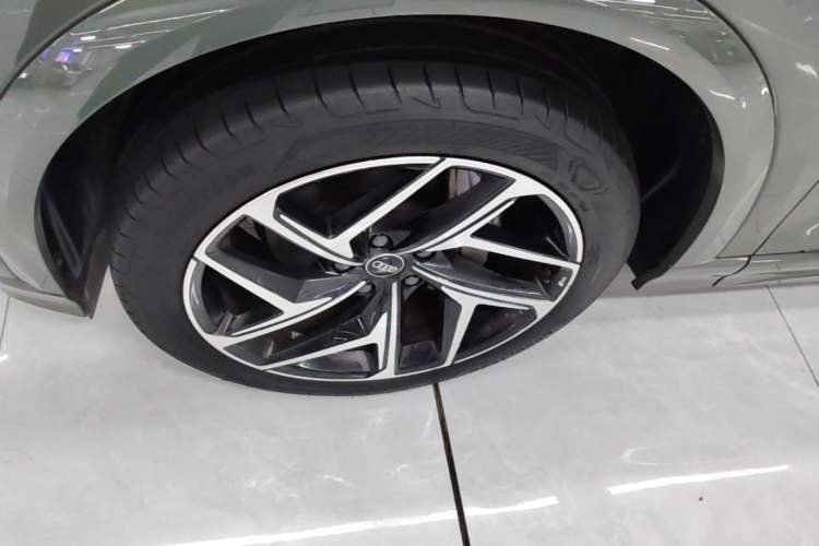 Used Audi Q6L e-tron 2026 First Launch Navigation Edition Left Front Wheel Hub