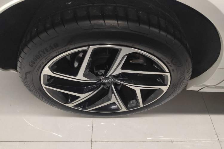 Used Audi Q6L e-tron 2026 First Launch Navigation Edition Exterior 5