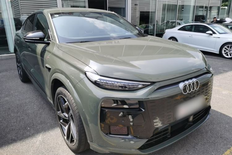 Used Audi Q6L Sportback e-tron 2026 First-Release Navigation Edition Front Right 45 Deg
