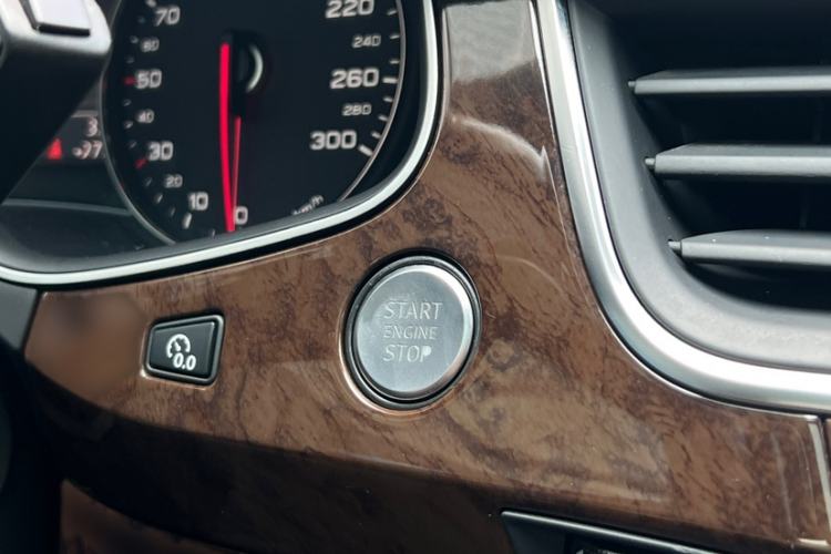 Used Audi Q7  Interior 11
