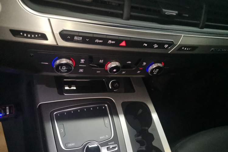 Used Audi Q7 2016 40 TFSI S line Sport Edition Audio And AC Panel