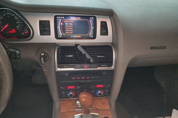 Used Audi Q7 2007 4.2 FSI quattro Luxury Model Audio And AC Panel