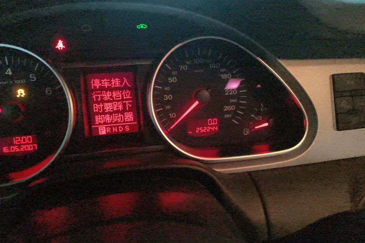 Used Audi Q7 2007 4.2 FSI quattro Luxury Model Odometer Close Up