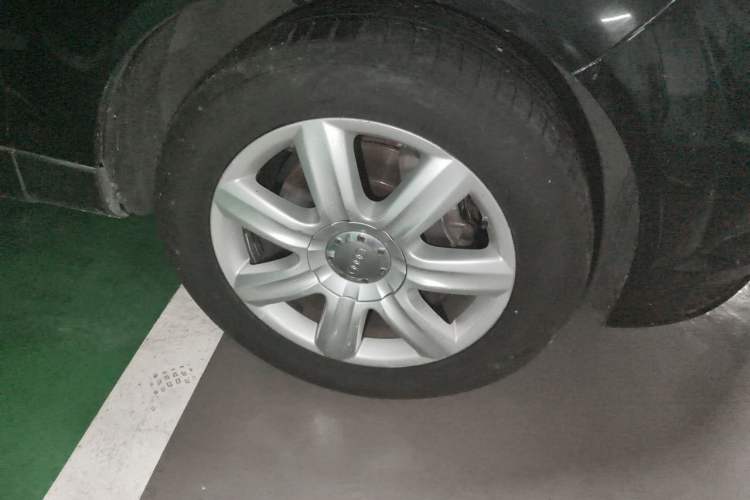 Used Audi Q7 2007 4.2 FSI quattro Luxury Model Right Front Wheel Hub