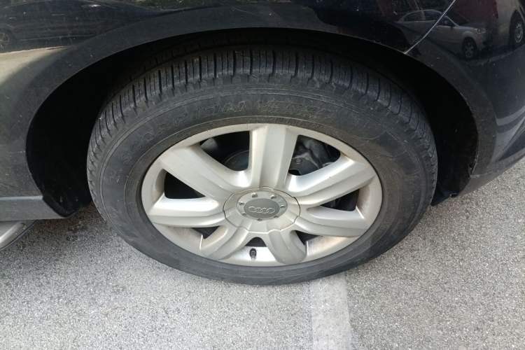 Used Audi Q7 2007 3.6 FSI quattro Comfort Model Right Front Wheel Hub