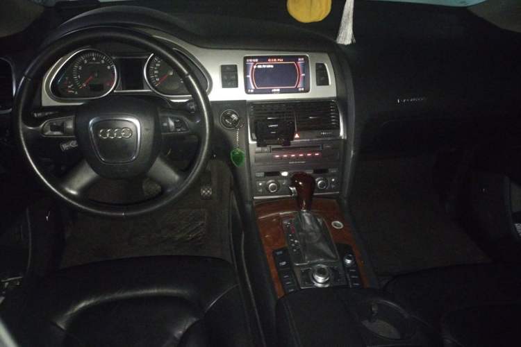 Used Audi Q7  Center Console