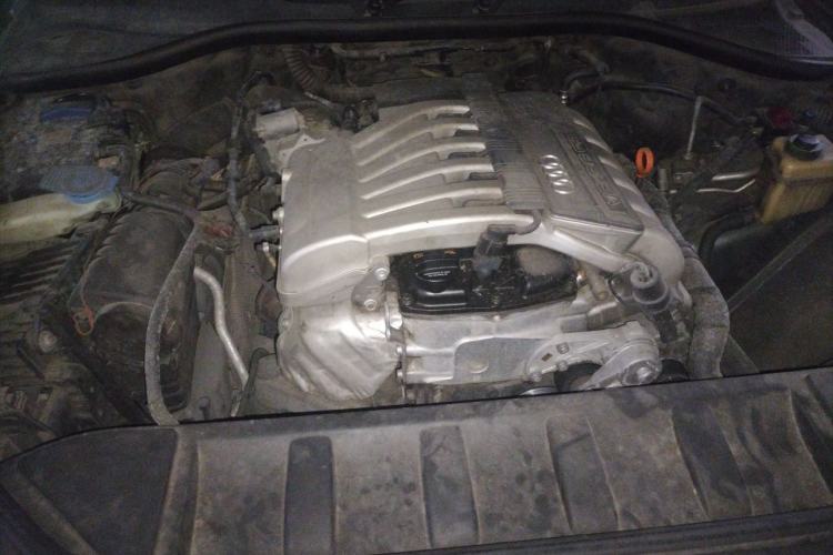 Used Audi Q7  Engine Bay