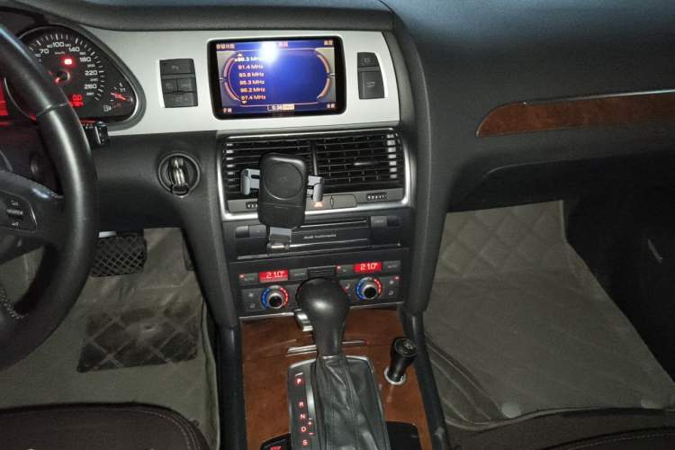 Used Audi Q7 2010 3.6 FSI quattro base version Audio And AC Panel