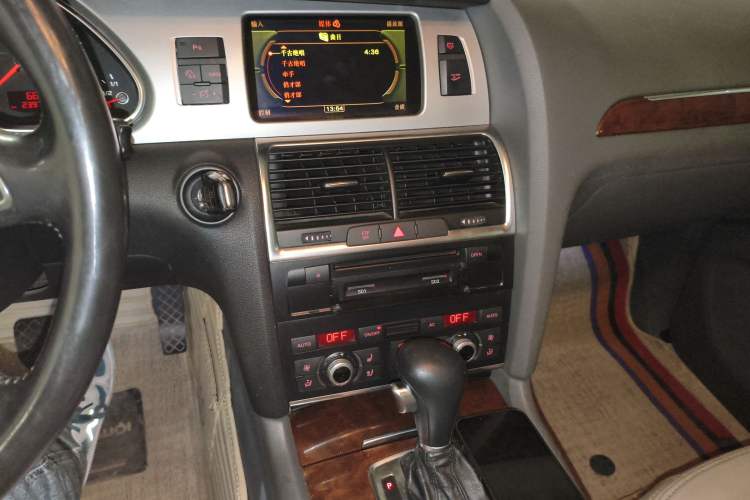 Used Audi Q7 2010 3.6 FSI quattro base version Audio And AC Panel