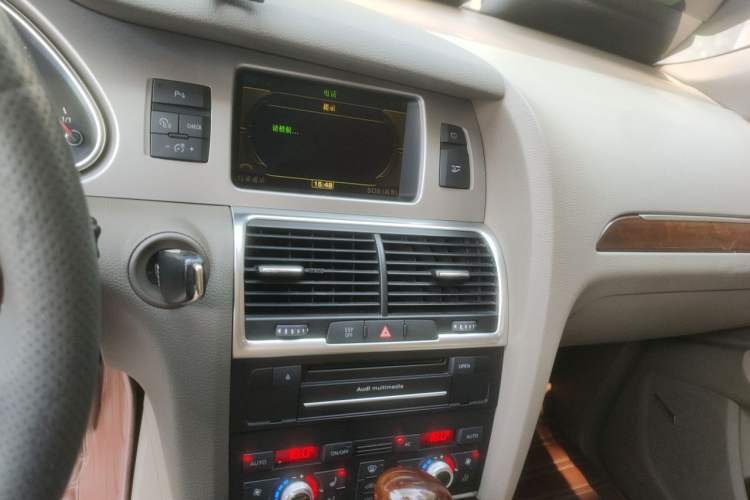 Used Audi Q7 2010 3.6 FSI quattro Technology model Audio And AC Panel