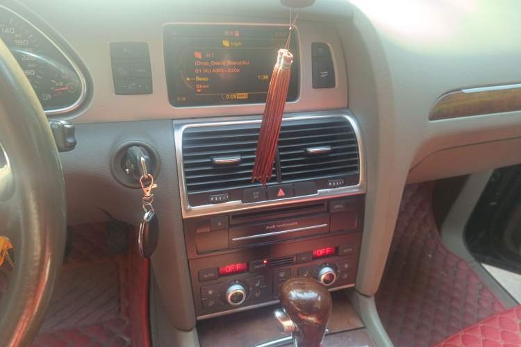 Used Audi Q7 2010 3.6 FSI quattro base version Audio And AC Panel