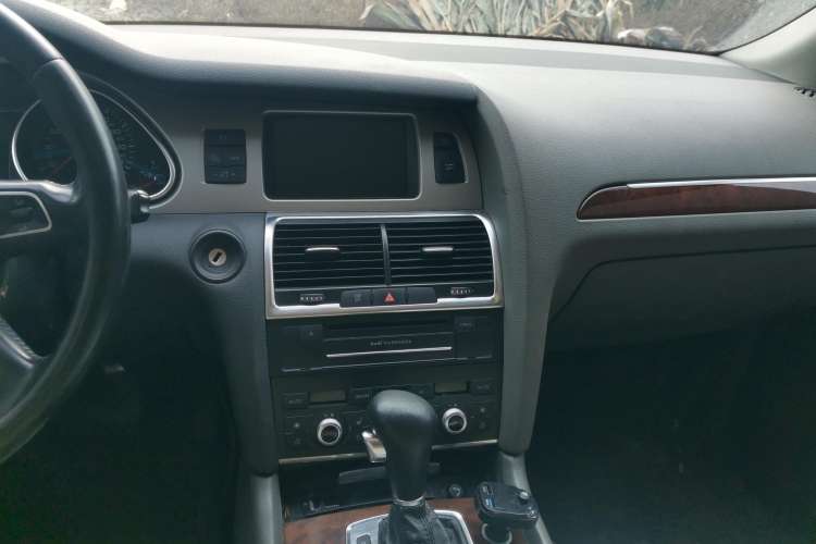 Used Audi Q7 2010 3.6 FSI quattro base version Audio And AC Panel