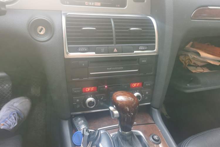 Used Audi Q7 2010 3.6 FSI quattro Luxury Model Audio And AC Panel